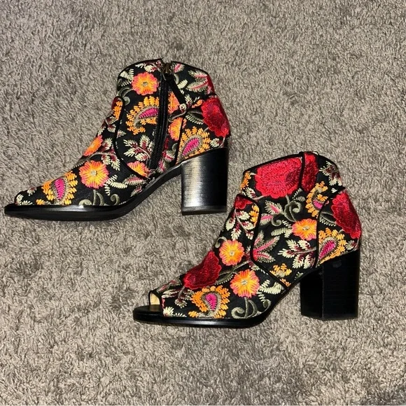 NWOT CROWN VINTAGE Floral Embroidered Ankle Boots - Picture 3 of 10